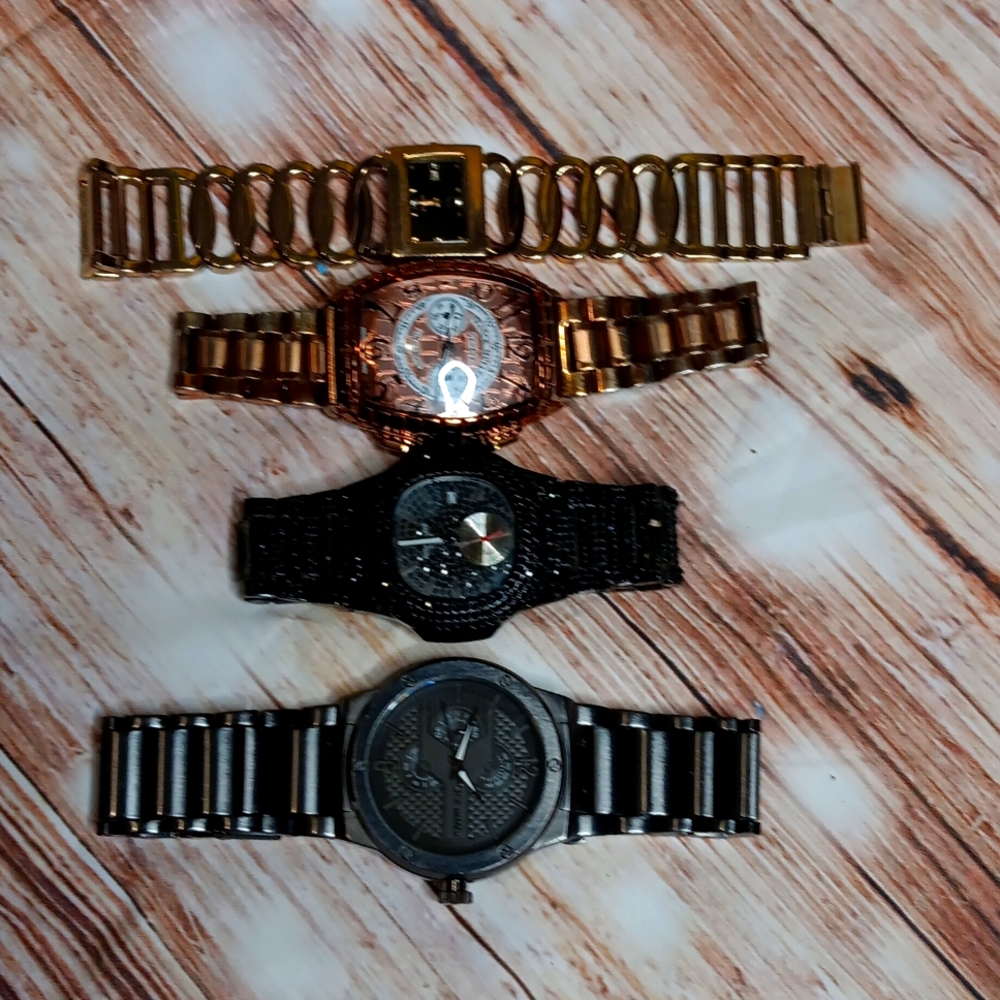 Necklaces, watches,bracelets, Broaches, and  rings - Picture 4 of 4